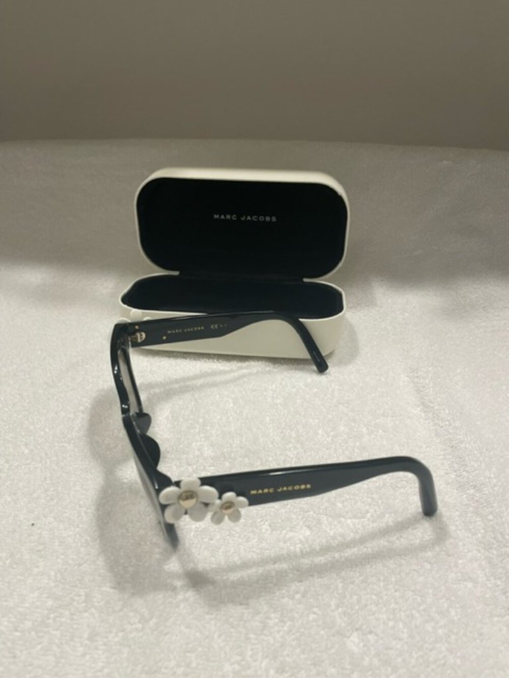 Marc Jacobs Daisy Motif Sunglasses black w/case.  Rare, Hard to Find.  OH SO CUT - Picture 5 of 8